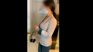 风骚十足小少妇 ，激情大战头套男 ，按着头深插嘴 ，黑白丝袜骑乘抽插 ，站立侧入