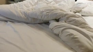 金发少女被巨大的阴茎操得紧致的屁股