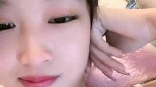 业余青少年在沙发上通过网络摄像头探索快感