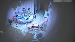 无毛阴户的业余少女在公共场合口交