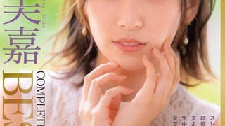 海滩上的非洲女人享受她的裸体