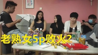 18岁的Audrey Noir和Kate Bloom与家人进行热辣的三人行