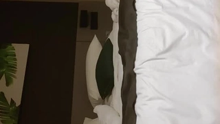 黑丝熟女大奶阿姨说：你的肉棒太大了，太大了。