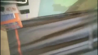 惊人的少女在网络摄像头秀中炫耀她的完美乳房