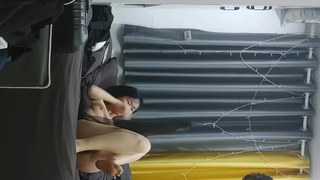 朋友轮流他妈的绑妻子，直到他们都射在她身上