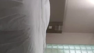 清明连价约操大一学妹~学妹家没人当然就直接到她家睡了她.偷偷架好摄影机等学妹上钩!!