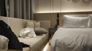 偷情时给老公打电话！怕被发现，用力顶她也不敢叫出声！