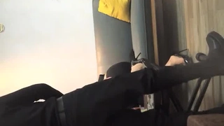 在我等老公下班回家的时候我的邻居操了我的屁眼
