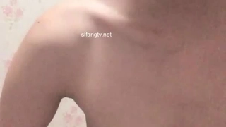 小骚货的嘴就是为男人的鸡吧而长的，深情口交